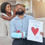 Le 5 idee regalo sostenibili per la Festa del Papà - easy4green fathers day child and surprise dad with card and 2023 11 27 05 29 17 utc - easy4green