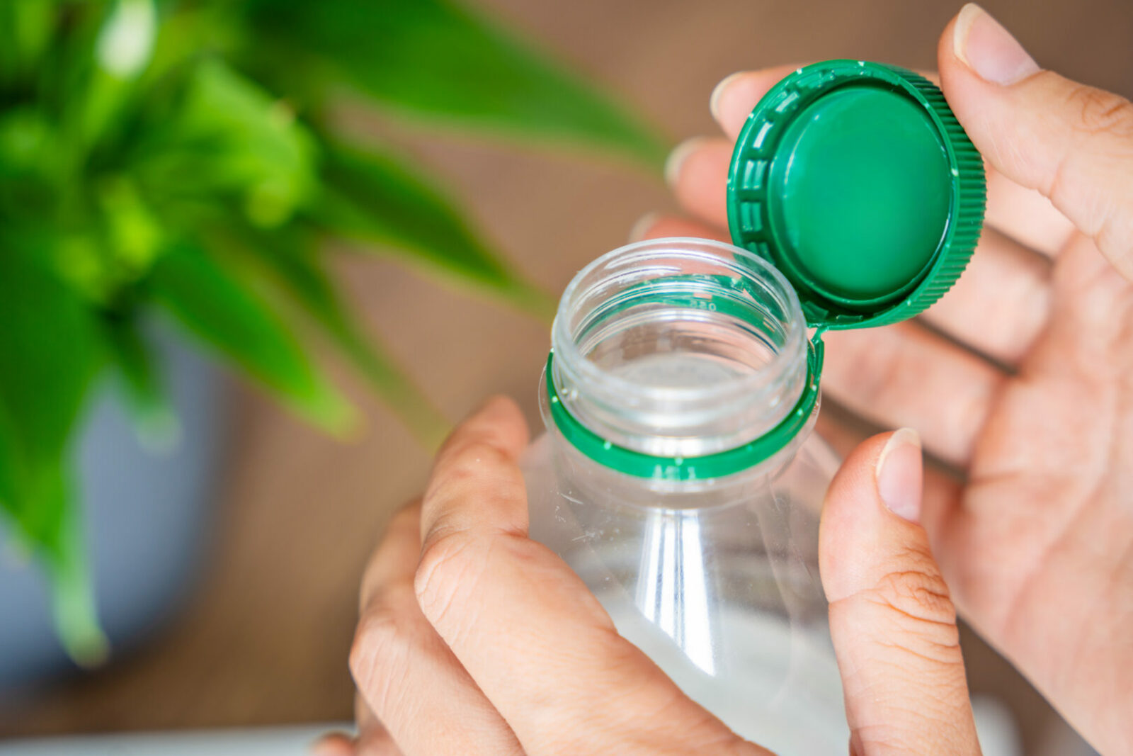 Perché i tappi di plastica non si staccano più dalle bottiglie | Easy4Green