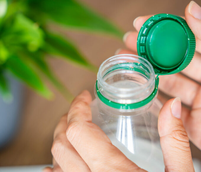 Perché i tappi di plastica non si staccano più dalle bottiglie | Easy4Green