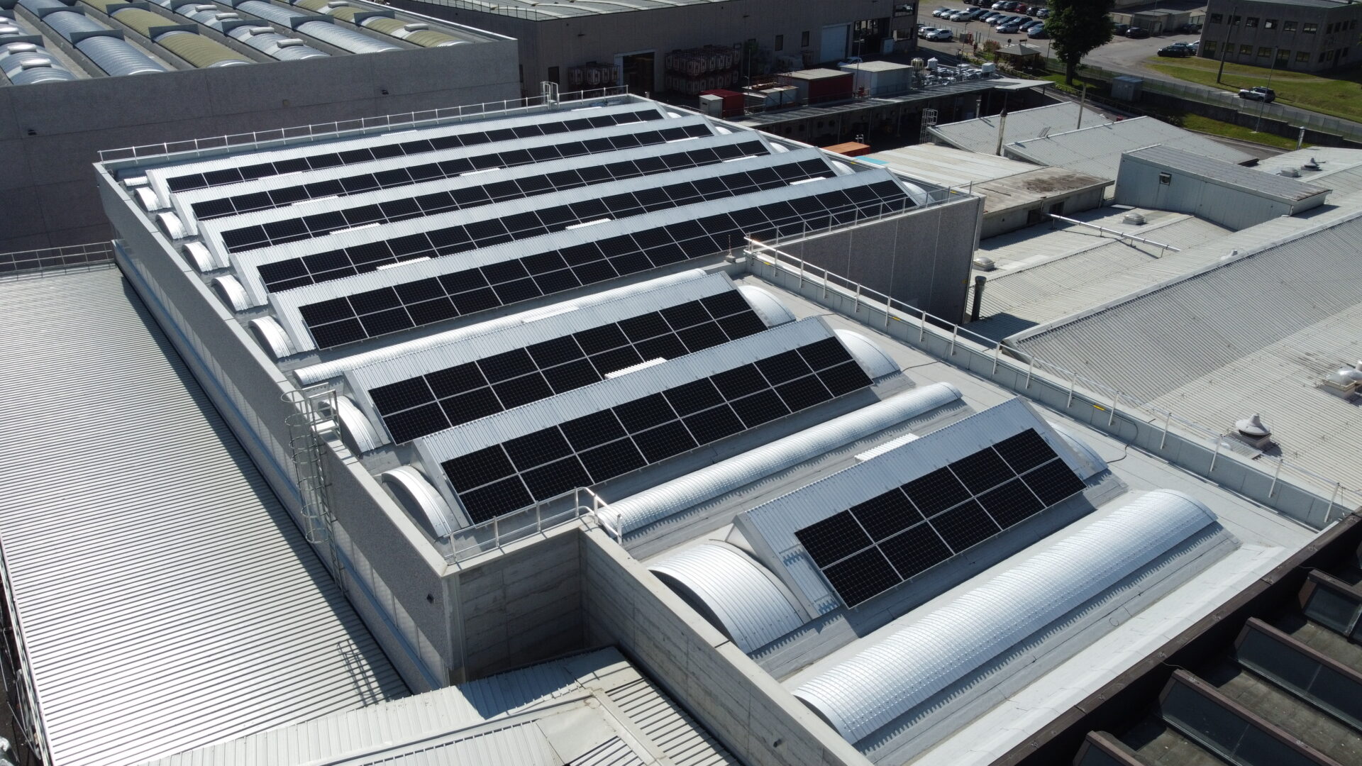 LATI S.p.A: l’azienda leader nella produzione di materiali termoplastici sostenibili - easy4green Pannelli fotovoltaici della sede LATI di Gornate Olona - Easy4green
