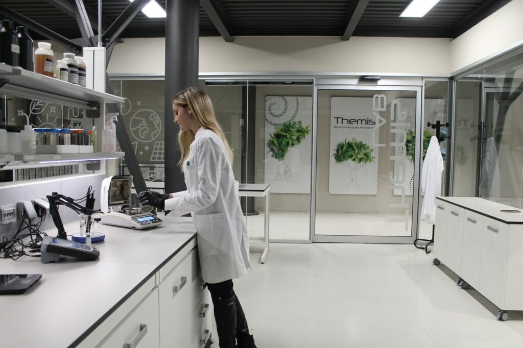 Trasformare i rifiuti in risorse? Il viaggio di Themis S.p.A. tra innovazione, sostenibilità e visione industriale - easy4green Trasformare i rifiuti in risorse Il viaggio di Themis S.p.A. tra innovazione, sostenibilità e visione industriale lab - Easy4green